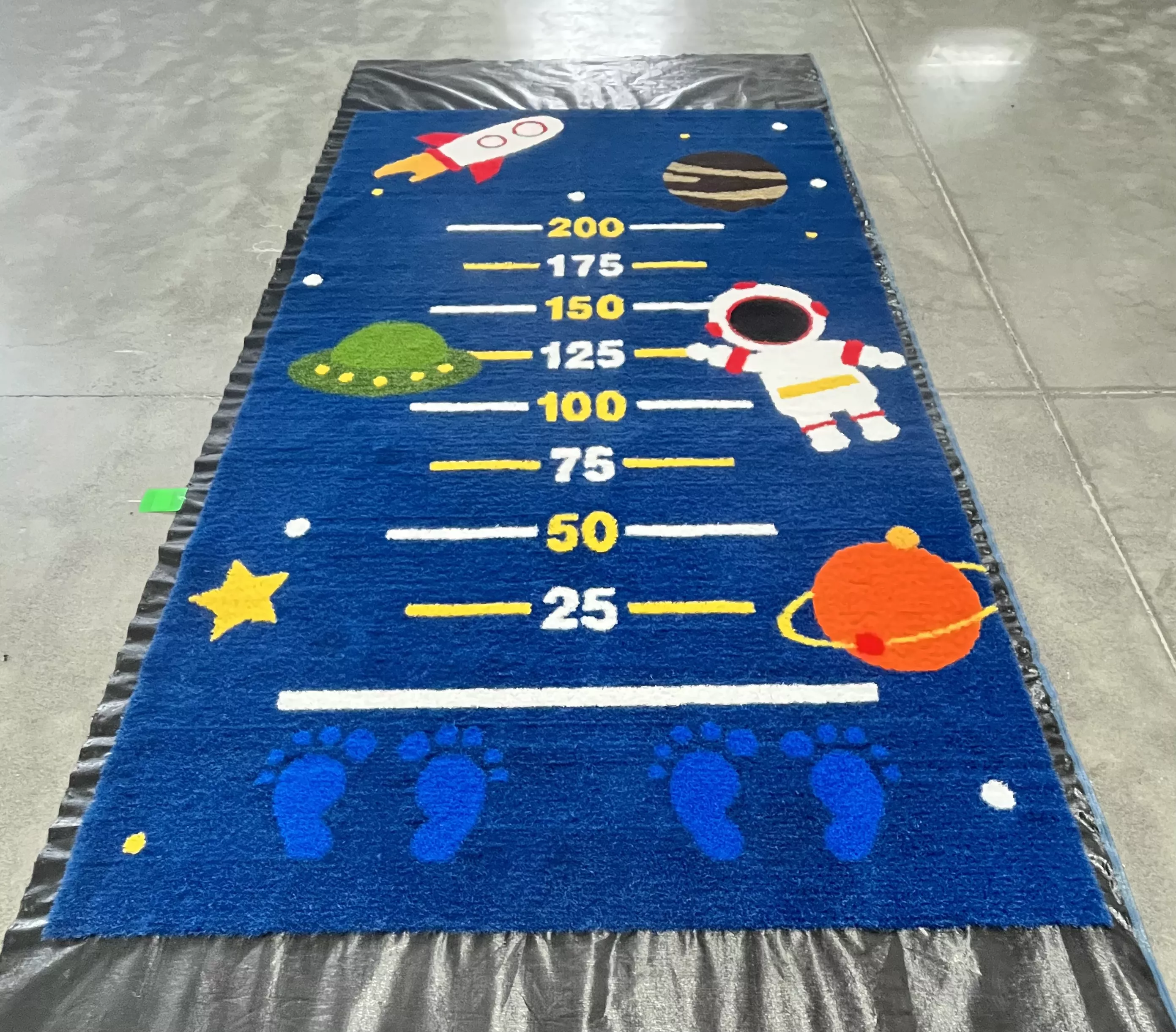 Customized Pattern Grass Mat with Company Logo for Playground and Park Design Grass